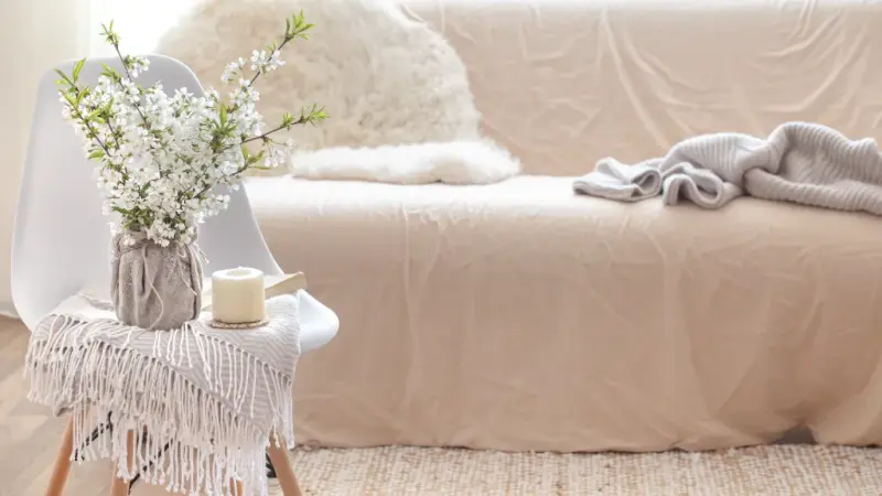 Jak dbać o narzutę na kanapę